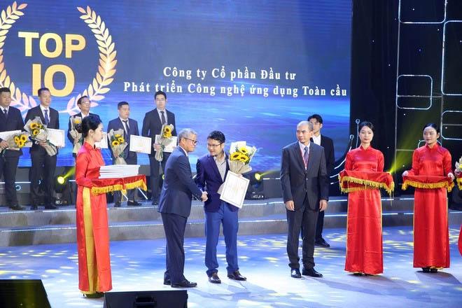 Anh Đỗ Văn Điệp - Giám đốc kinh doanh của Hyperlogy trên bục nhận giải Make in Viet Nam 2023