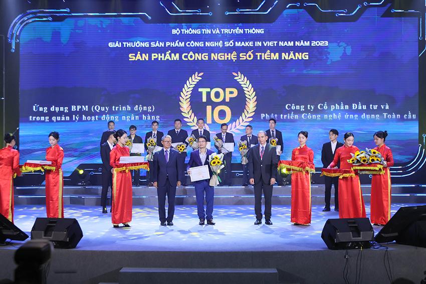 Đại diện SVM tự hào nhận giải Make In Vietnam 2023