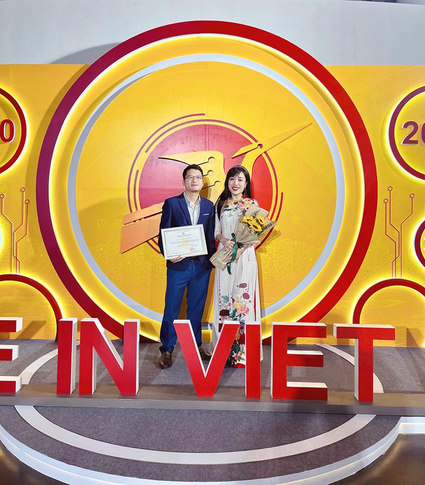 Đại diện của Hyperlogy tự hào tham gia lễ nhận giải Make In Viet Nam 2023