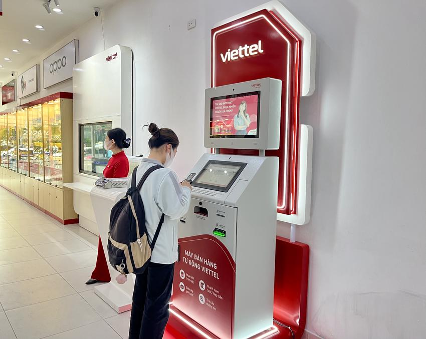 Khách hàng thích thú trải nghiệm dịch vụ tự động của Smart Telco Kiosk