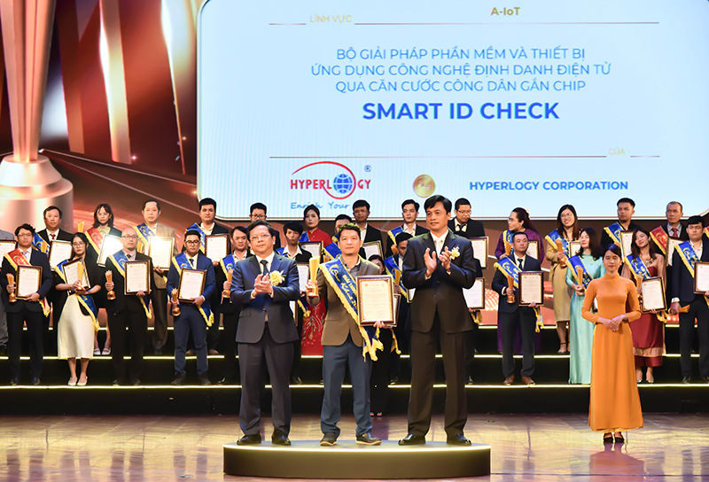 Đại diện Hyperlogy vinh dự nhận giải thưởng Sao Khuê cho Smart ID Check