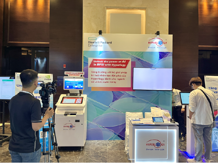 Khách hàng được trải nghiệm thực tế các sản phẩm AI mới nhất của Hyperlogy tại AI Day 2024 do HPE, NVIDIA và AMD tổ chức