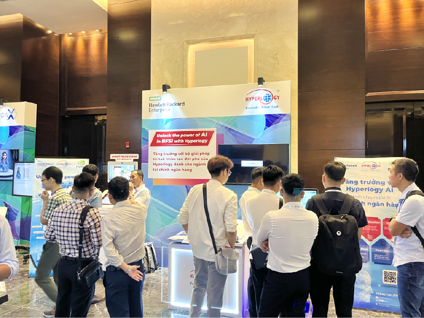 Khách tham quan đang vô cùng thích thú khi trải nghiệm sản phẩm AI của Hyperlogy tại hội thảo triển lãm AI Day 2024 do HPE, NVIDIA và AMD tổ chức