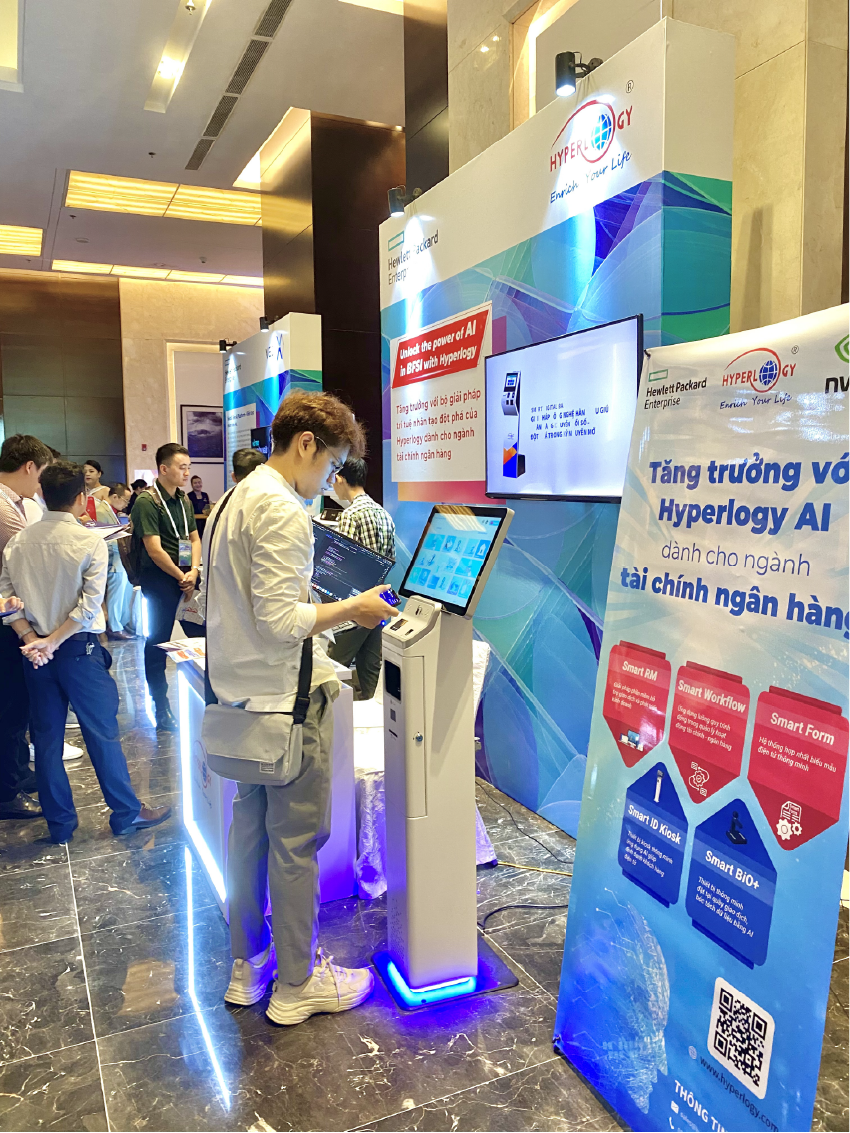Khách hàng được trải nghiệm thực tế các sản phẩm AI mới nhất của Hyperlogy tại AI Day 2024 do HPE, NVIDIA và AMD tổ chức