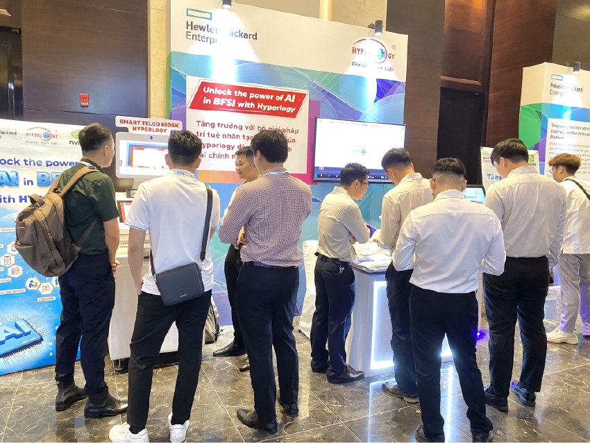 Khách hàng được trải nghiệm thực tế các sản phẩm AI mới nhất của Hyperlogy tại AI Day 2024 do HPE, NVIDIA và AMD tổ chức