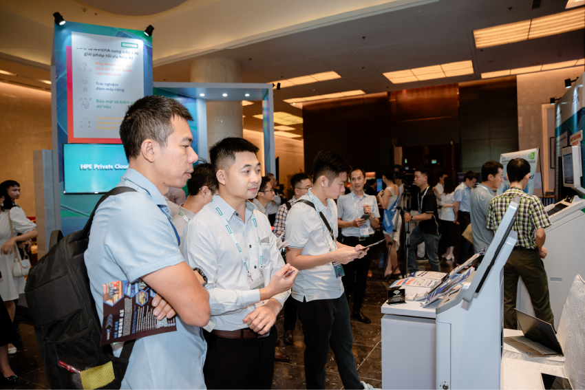 Khách hàng được trải nghiệm thực tế các sản phẩm AI mới nhất của Hyperlogy tại AI Day 2024 do HPE, NVIDIA và AMD tổ chức