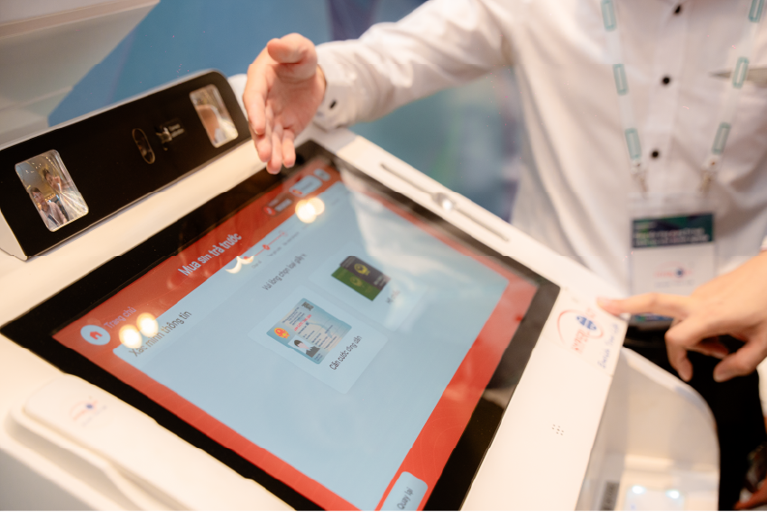 Khách hàng được trải nghiệm thực tế các sản phẩm AI mới nhất của Hyperlogy tại AI Day 2024 do HPE, NVIDIA và AMD tổ chức