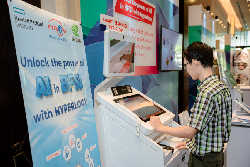 Khách hàng được trải nghiệm thực tế các sản phẩm AI mới nhất của Hyperlogy tại AI Day 2024 do HPE, NVIDIA và AMD tổ chức