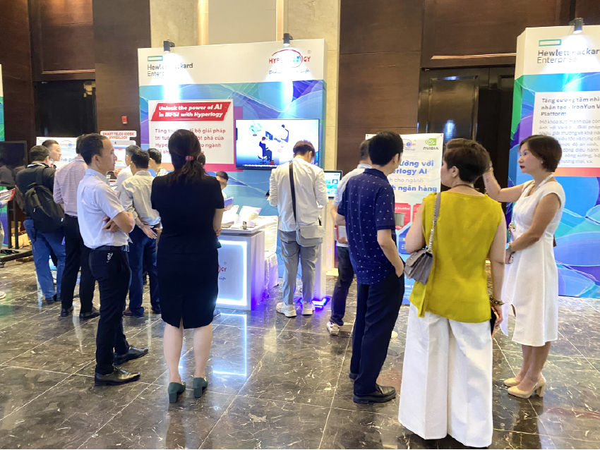 Tại gian hàng của Hyperlogy tại AI Day 2024, rất nhiều vị khách sẵn sàng dành ra 30 đến 45 phút để tìm hiểu và lắng nghe đội ngũ của Hyperlogy chia sẻ về hệ sinh thái Ngân hàng số Smart Digital Bank