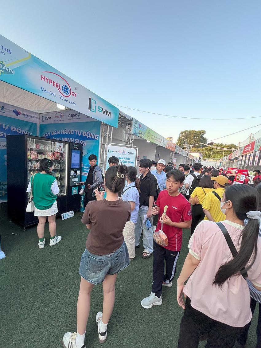 Giải pháp thanh toán không tiền mặt của Hyperlogy tích hợp trên máy bán hàng tự động SVM thu hút giới trẻ mua sắm vì sự nhanh chóng và tiện lợi tại Ngày thẻ Việt Nam 2024