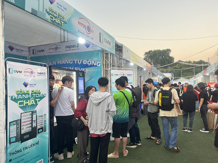 Giới trẻ thích thú với thanh toán không tiền mặt