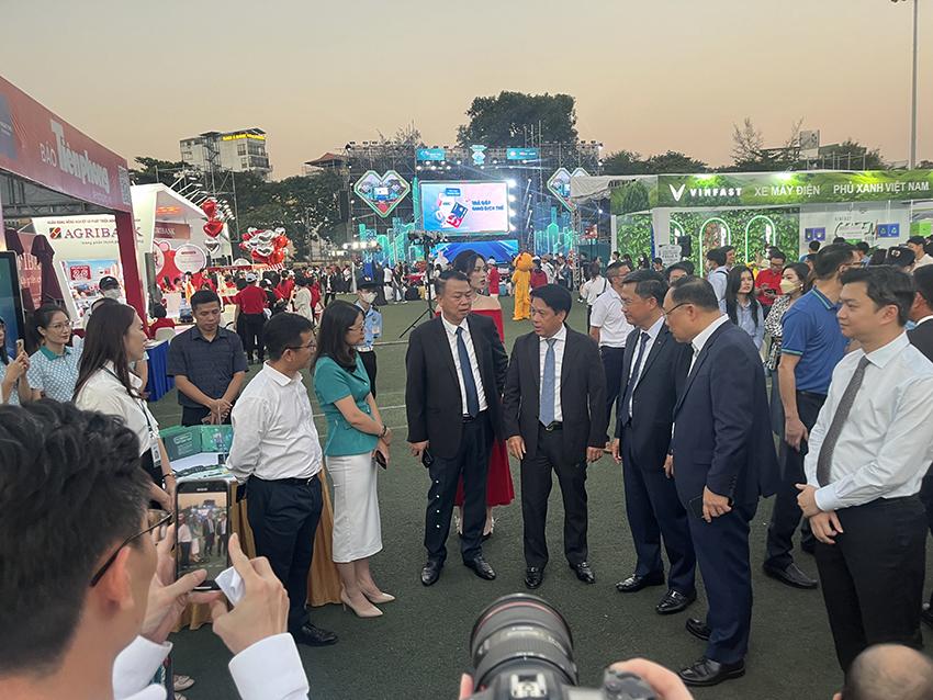 Lãnh đạo Ngân hàng Nhà nước Việt Nam và nhiều lãnh đạo cấp cao tới tham quan các gian hàng và dự lễ khai mạc sự kiện Ngày thẻ Việt Nam 2024