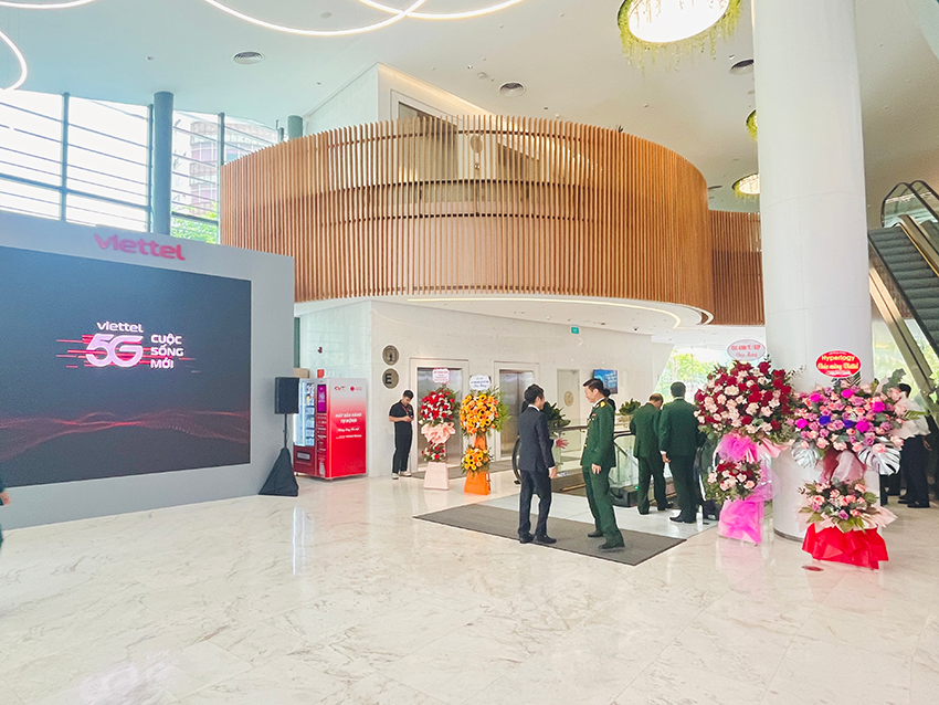 Khoảnh khắc lẵng hoa chúc mừng của Hyperlogy tại sự kiện Khai trương Viettel 5G đầu tiên tại Việt Nam và Lễ kỉ niệm 20 năm Viettel Mobile ra mắt