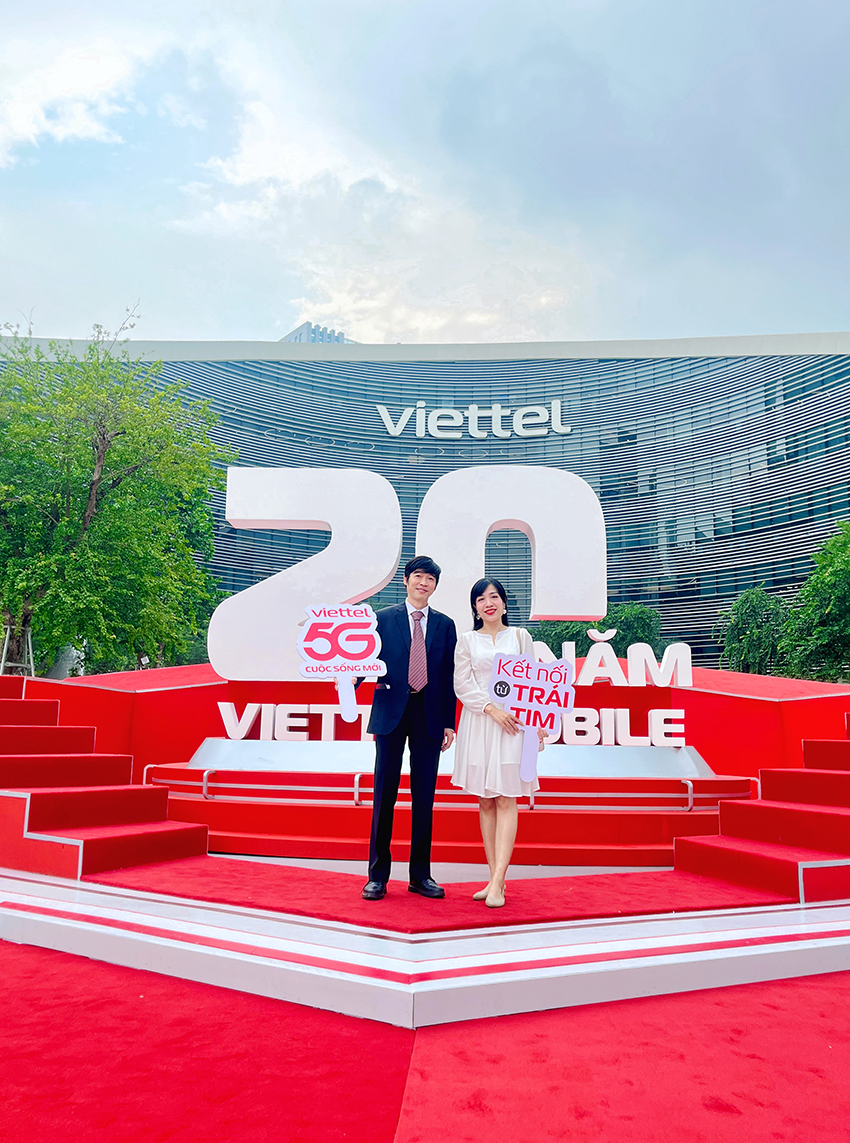 Đại diện Hyperlogy đến chúc mừng đối tác Viettel khai trương mạng 5G và kỷ niệm 20 năm kinh doanh dịch vụ viễn thông