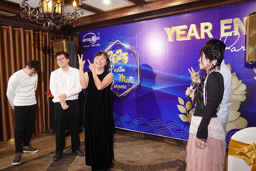 Từ một từ khóa đơn giản, các thành viên đã tạo ra những điệu bộ, cử chỉ vô cùng độc đáo