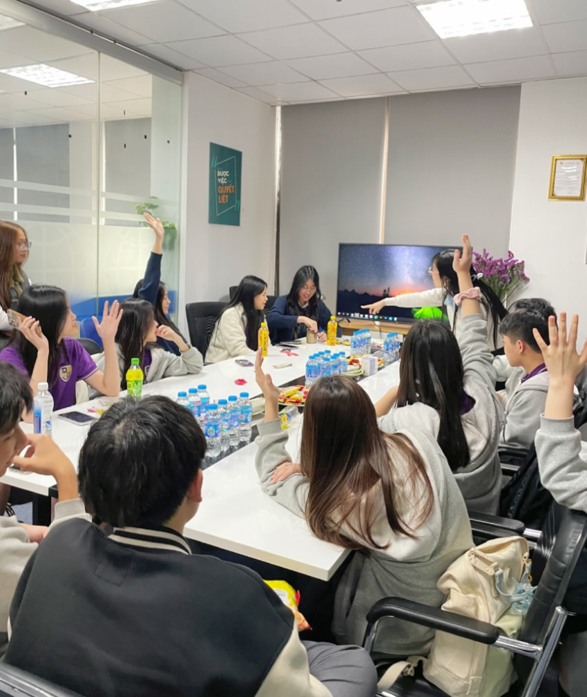 Sự tương tác đầy năng lượng của các em học sinh
