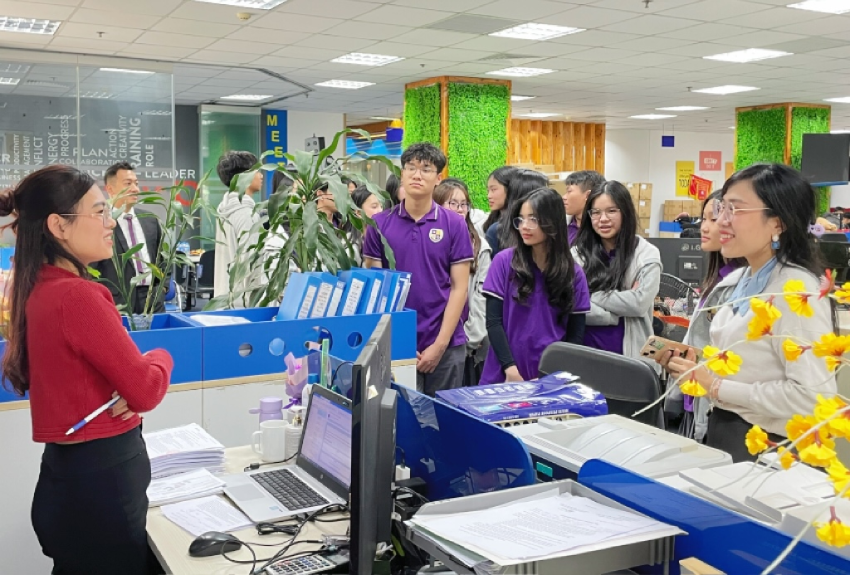 Các em học sinh hứng thú khám phá công việc của phòng Kế toán
