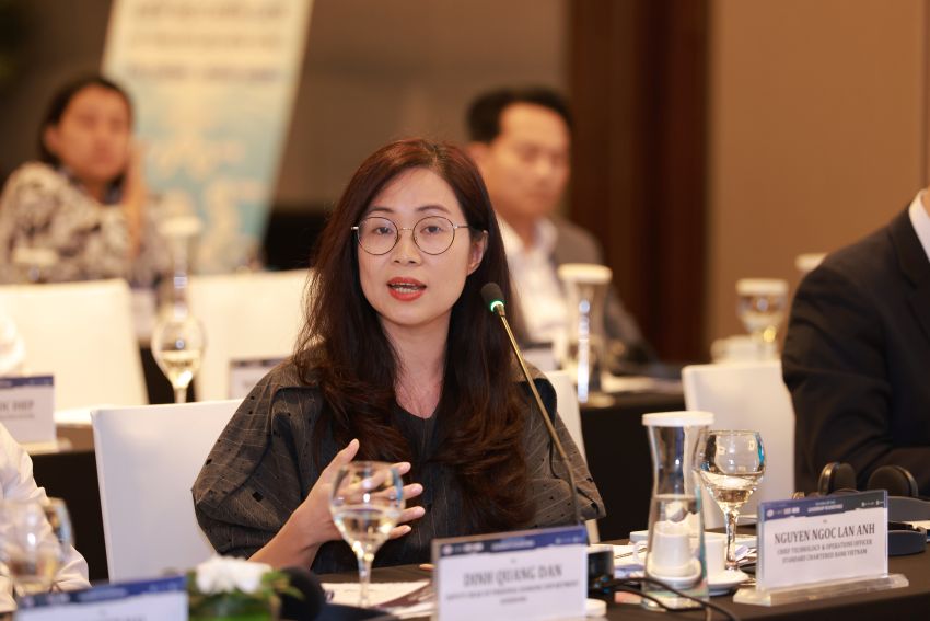 Bà Nguyễn Ngọc Lan Anh – Giám đốc Công nghệ và Vận hành Standard Chartered Việt Nam chia sẻ về chiến lược tích hợp dữ liệu toàn cầu và vai trò tiên phong của Việt Nam