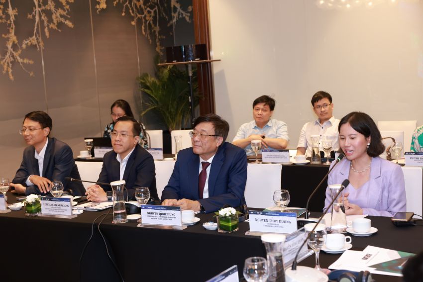 Bà Nguyễn Thùy Dương – Chủ tịch EY Việt Nam, điều phối phiên thảo luận bàn tròn với sự tham gia của các lãnh đạo ngân hàng và chuyên gia công nghệ cấp cao