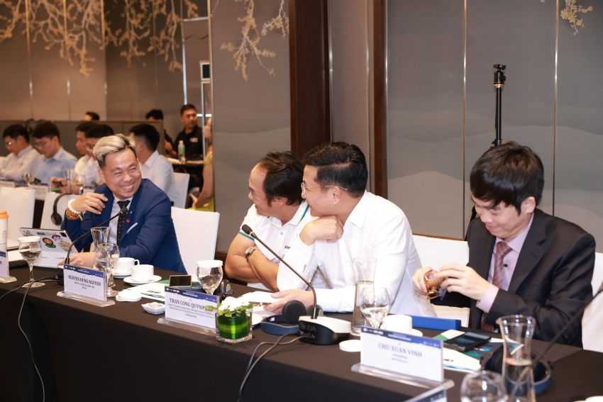 Hyperlogy cũng lãnh đạo ngân hàng VietinBank,Techcombank và lãnh đạo Napas trao đổi sôi nổi, tạo không khí thảo luận cởi mở và đầy năng lượng tại sự kiện Banking Leadership Roundtable 2025