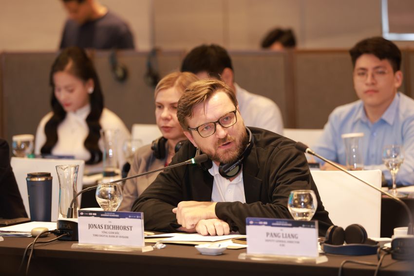 Ông Jonas Eichhorst – Tổng Giám đốc Timo Digital Bank by BVBank trình bày về lợi thế và thách thức của ngân hàng số trong quản trị dữ liệu thời gian thực