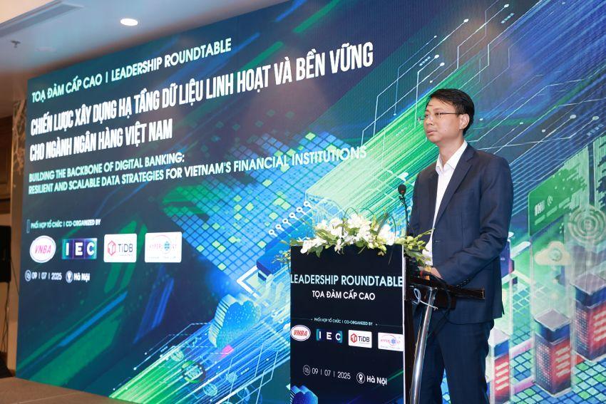 Ông Lê Anh Dũng - Phó Vụ trưởng Vụ Thanh toán, Ngân hàng Nhà nước Việt Nam nhấn mạnh vai trò then chốt của kiến trúc dữ liệu trong thúc đẩy chuyển đổi số ngành ngân hàng tại Tọa đàm cấp cao 2025