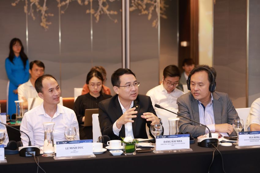 Ông Lê Minh Đức (Hyperlogy), ông Đặng Hải Nhã (BIDV) và ông Yea Hong (TiDB, PingCAP) cùng nhiều lãnh đạo cấp cao ngân hàng tích cực trao đổi tại phiên thảo luận chuyên đề