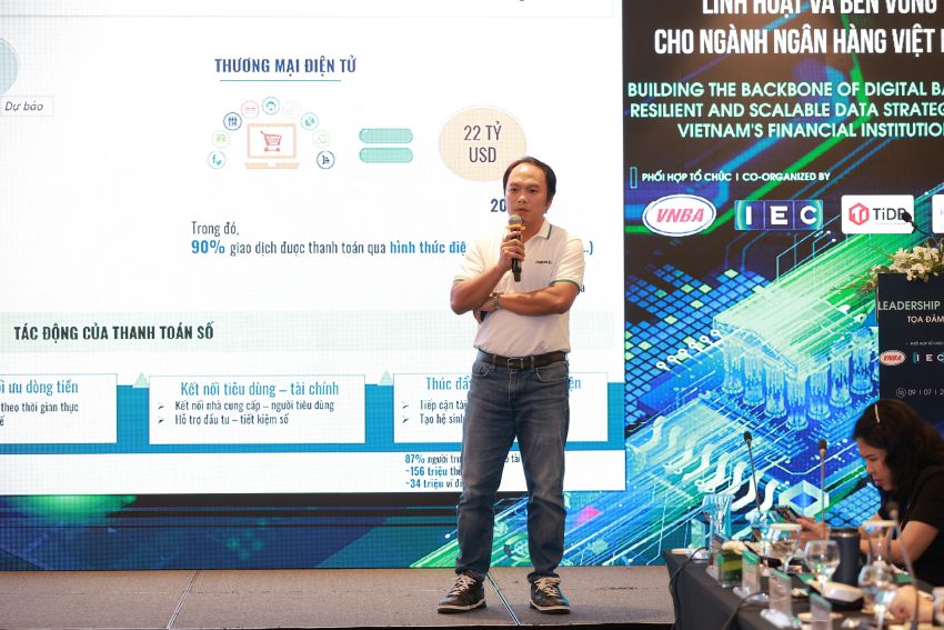 Ông Nguyễn Hưng Nguyên - Phó Tổng Giám đốc NAPAS trình bày về nâng cấp hệ thống chuyển tiền để thanh toán xuyên biên giới