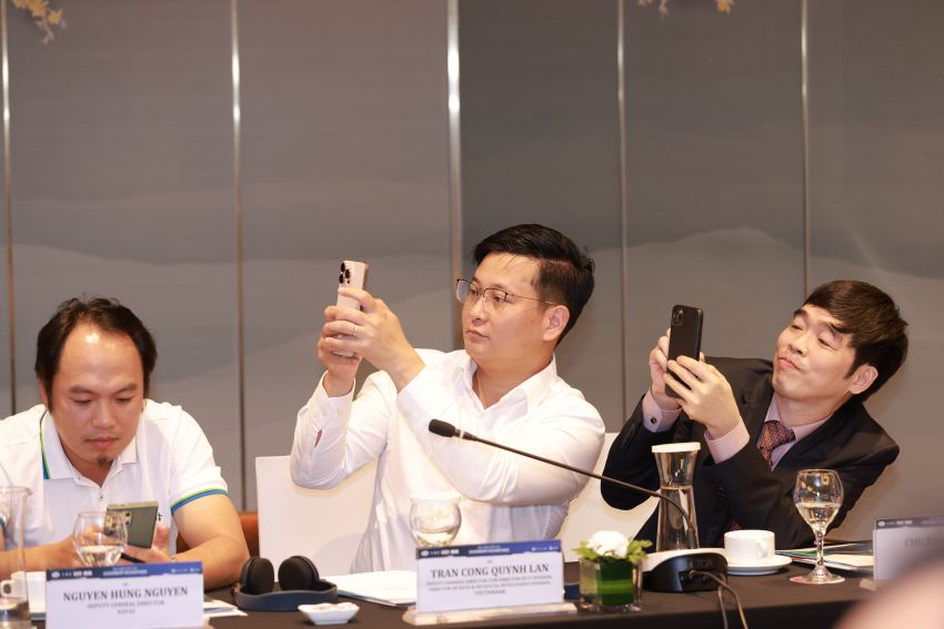 Ông Trần Công Quỳnh Lân (VietinBank) và ông Chu Xuân Vinh (Hyperlogy) tham gia khảo sát tại phiên thảo luận CIO Leadership Roundtable 2025