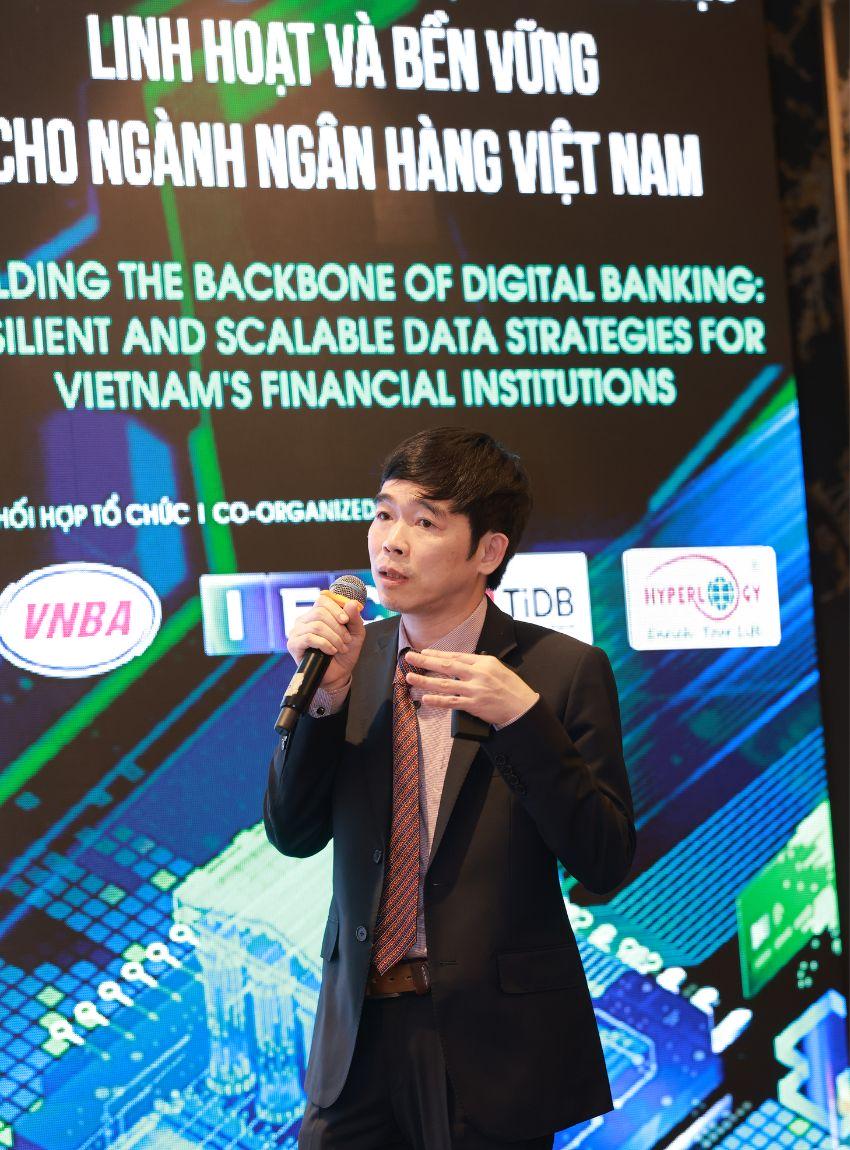 Ông Chu Xuân Vinh - Đồng sáng lập Hyperlogy chia sẻ chuyên sâu về chiến lược “Tái kiến trúc hệ thống thanh toán theo mô hình Cloud-Native” trong sự kiện Banking Leadership Roundtable 2025