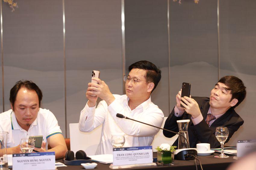 Ông Trần Công Quỳnh Lân (VietinBank) và ông Chu Xuân Vinh (Hyperlogy) tham gia khảo sát tại phiên thảo luận CIO Leadership Roundtable 2025