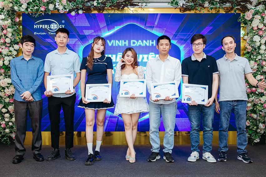 Với tinh thần làm việc hết mình, các bạn đã tạo nên những giá trị tuyệt vời cho công ty. Chúc mừng các nhân viên xuất sắc!