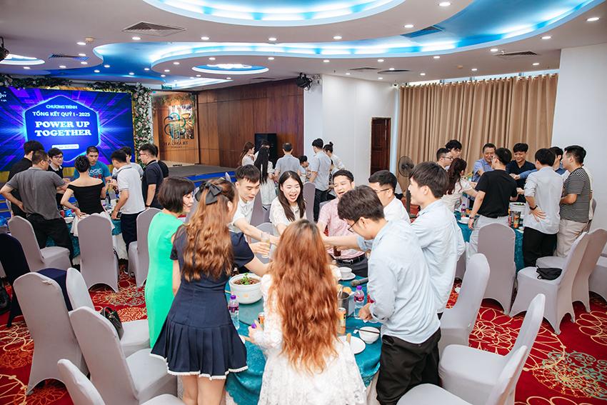 Cả đại gia đình Hyperlogy cùng nâng ly chúc mừng một Quý I hiệu quả, gửi trọn niềm tin vào những dự án mới của 2025