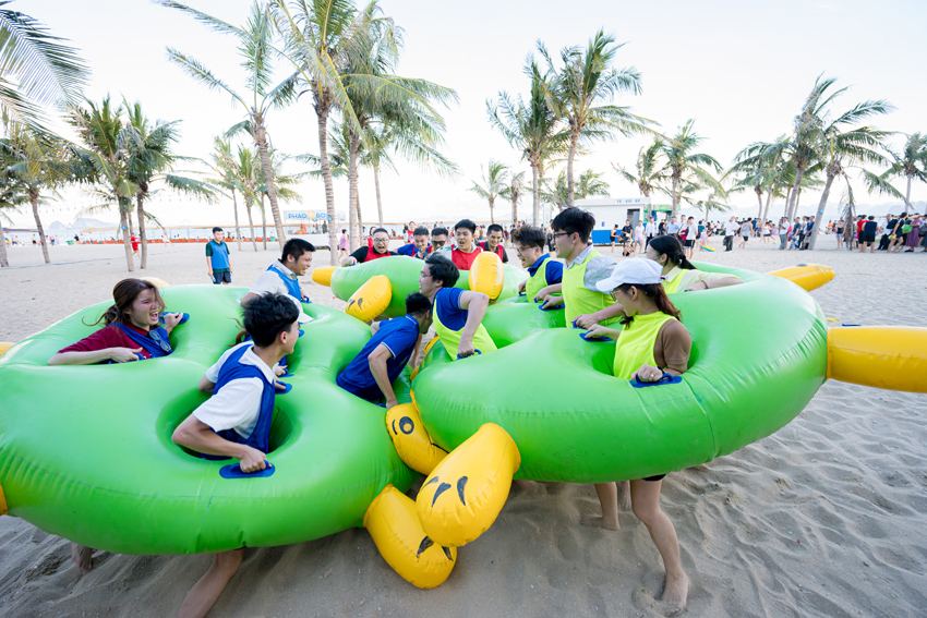 Sức nóng từ các đội đã làm bãi biển thêm sôi động! Không ai nhường ai trong cuộc đua đầy kịch tính này