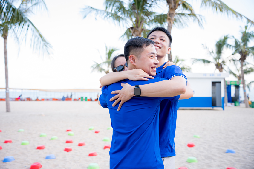 Những cái ôm thật chặt, những nụ cười sảng khoái... Tình cảm anh em đã đi lên một tầm cao mới