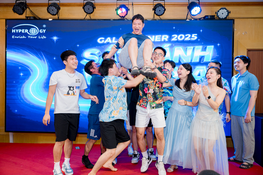 Được nhân viên "bế bổng" thế này thì sếp chỉ có "phiêu" thôi! Năng lượng tập thể Hyper đúng là không đùa được