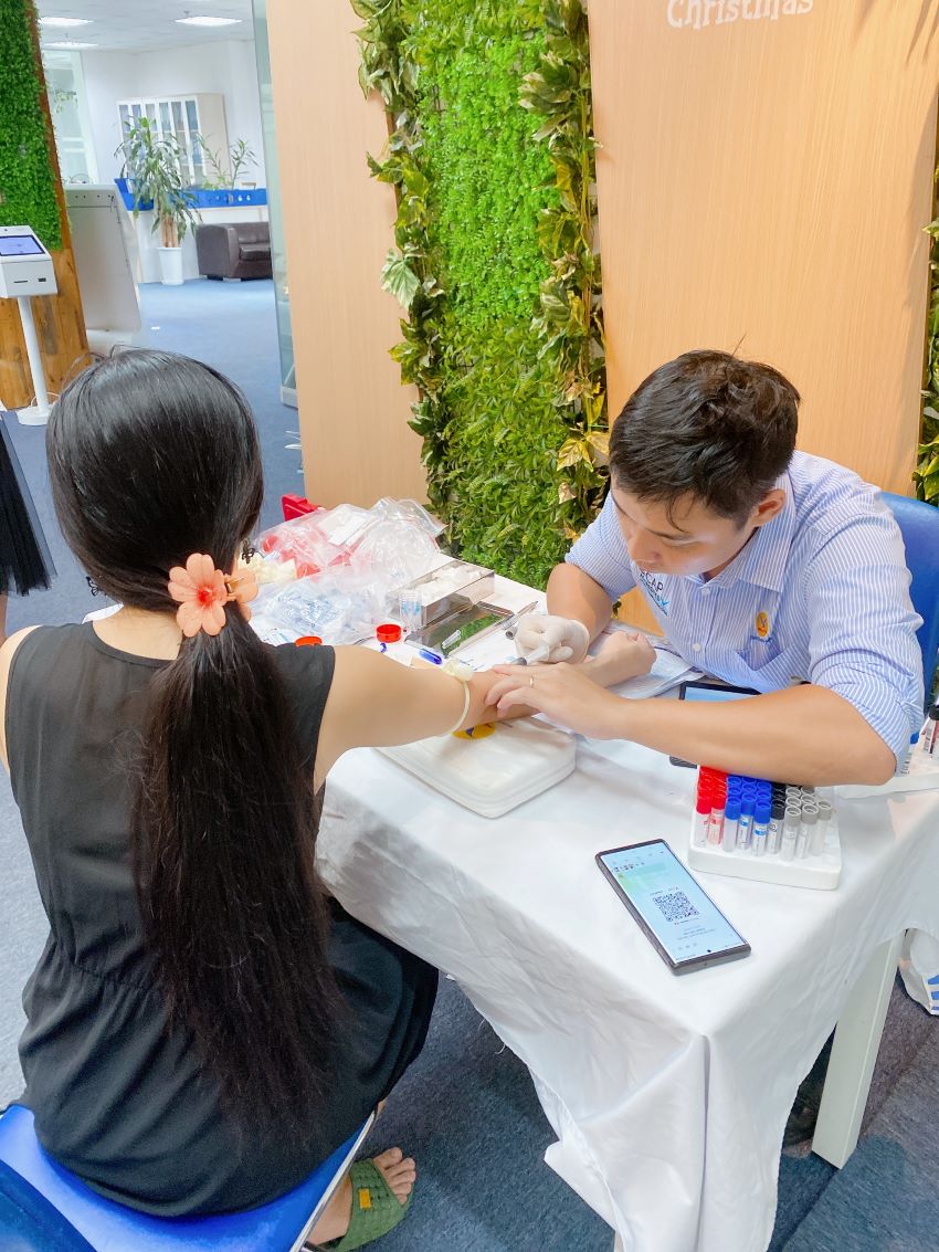 Thực hiện lấy máu xét nghiệm trong ngày đầu của chương trình Khám sức khỏe định kỳ 2025