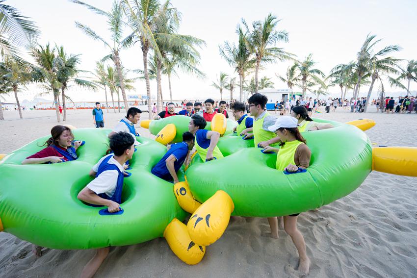 Sức nóng từ các đội đã làm bãi biển thêm sôi động! Không ai nhường ai trong cuộc đua đầy kịch tính này