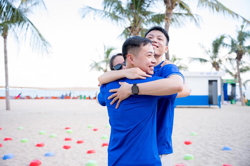 Những cái ôm thật chặt, những nụ cười sảng khoái... Tình cảm anh em đã đi lên một tầm cao mới