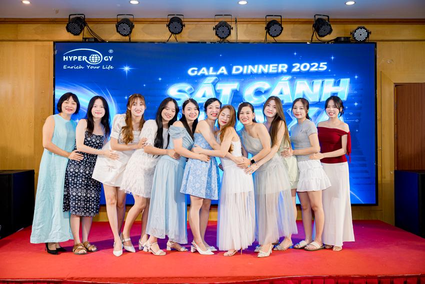 Tụ họp cùng hội chị em thân thiết! Những nụ cười tươi tắn và tình bạn gắn kết làm đêm Gala thêm phần ý nghĩa