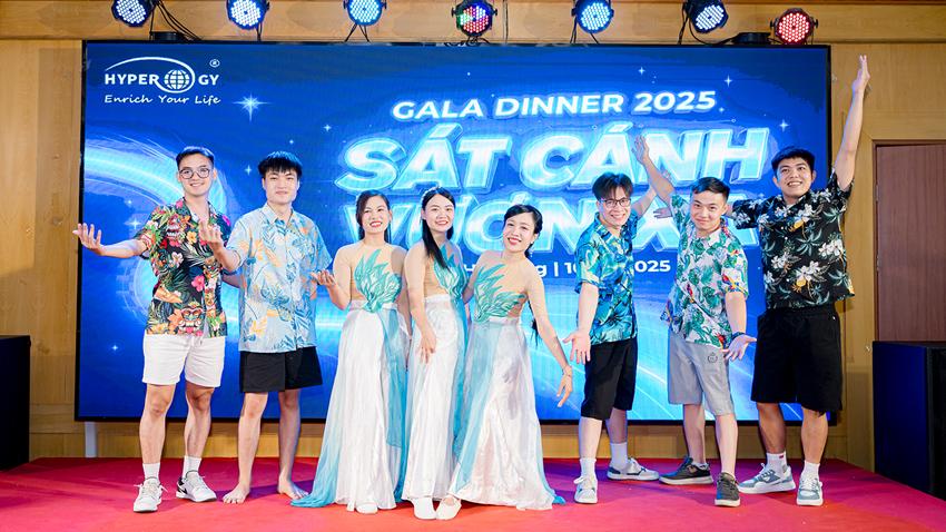 Không chỉ "Sát Cánh Vươn Xa" trong công việc, team Hyper còn "bắt trend cực nhanh" và "phiêu" hết nấc, trình diễn những tiết mục đỉnh cao