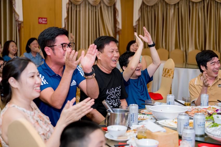 Nụ cười rạng rỡ của Ban lãnh đạo khi xem những màn trình diễn sôi động của nhân viên.