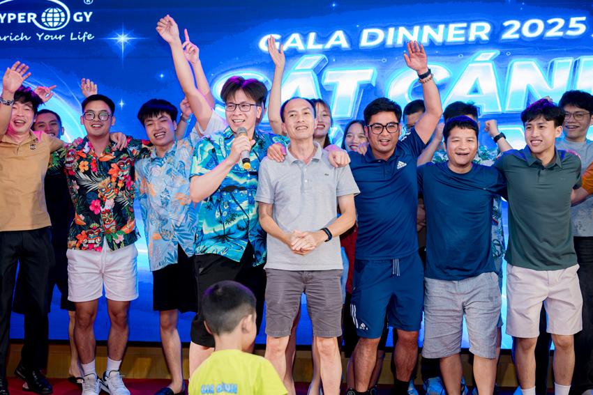 Ban lãnh đạo đã cùng hòa mình vào không khí sôi động, thưởng thức những màn biểu diễn ấn tượng từ nhân viên