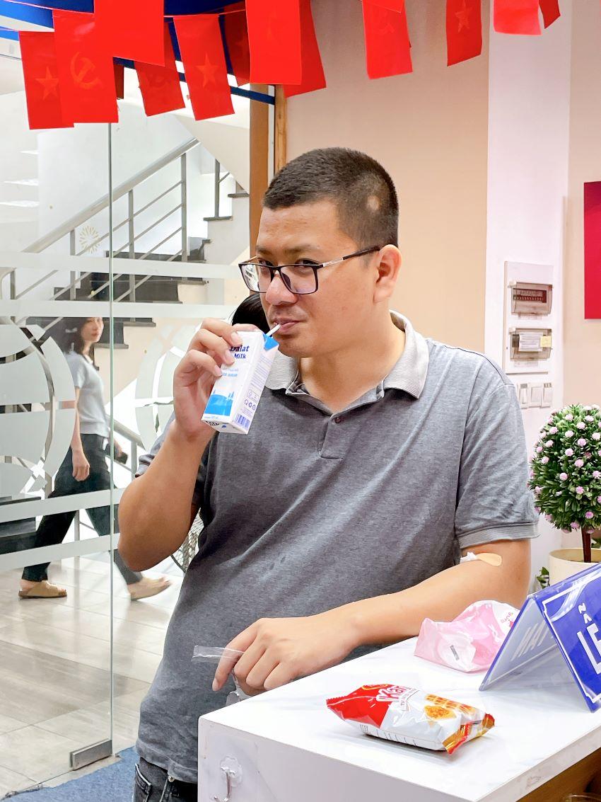 Một chút sữa và đồ ăn nhẹ giúp Hyperlogy-ers lấy lại năng lượng sau khi xét nghiệm