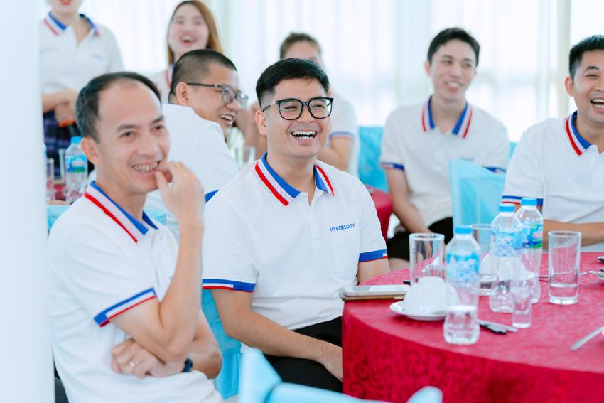 Tiếng cười lan tỏa, khuấy động cả hội trường và làm nên một buổi tiệc ngập tràn niềm vui