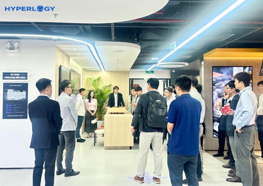 Đoàn lãnh đạo cấp cao Samsung tham quan và tìm hiểu các giải pháp công nghệ tại không gian trưng bày - Hyperlogy Đoàn lãnh đạo cấp cao Samsung tham quan và tìm hiểu các giải pháp công nghệ tại không gian trưng bày
