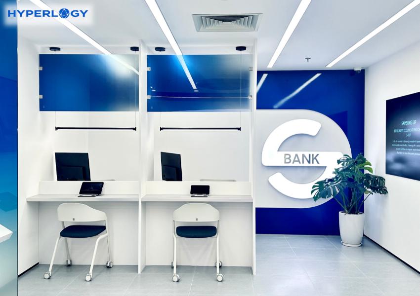 Không gian mô phỏng quầy giao dịch ngân hàng hiện đại, nơi các thiết bị công nghệ được tích hợp để phục vụ trải nghiệm số hóa nghiệp vụ - Hyperlogy Không gian mô phỏng quầy giao dịch ngân hàng hiện đại, nơi các thiết bị công nghệ được tích hợp để phục vụ trải nghiệm số hóa nghiệp vụ